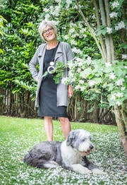 Simone Siegmann, Inhaberin des Hotels Wunderbar in Arbon mit ihrem Hund Kiwi im Garten des Hotels. (Bild: Andrea Stalder)