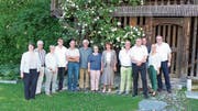 Die pensionierten Lehrer im Garten des Museums Bruder Klaus in Sachseln sowie Regierungsrat Franz Enderli (4.v.r), Peter Gähwiler (Departementssekretär Bildungs- und Kulturdepartement, 3.v.r) und Urs Burch (Leiter Amt für Berufsbildung, ganz rechts). (Bild: PD)