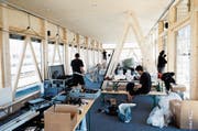 Stress für den letzten Schliff: Stromer, Schreiner, Innendekorateure und Akustiker an der Arbeit. (Bild: Stefan Kaiser (Zug, 20. Juni 2018))