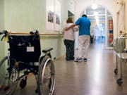 Wer nach der Ausbildung in der Armee zum Zivildienst wechselt, soll künftig länger Dienst leisten müssen. So will der Bundesrat die Zahl der Zivildienstgesuche senken. (Bild: KEYSTONE/CHRISTIAN BEUTLER)