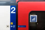 Ein Aufkleber an einer Zugtüre weist auf besseren Handy-Empfang im Zug hin. (Bild: Keystone)