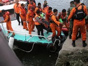 Rettungskräfte konnten zwei Passagiere der am Dienstag in Indonesien untergegangenen Fähre nur noch tot bergen. (Bild: KEYSTONE/AP/BINSAR BAKKARA)
