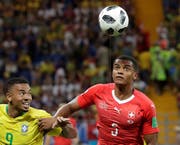 Der Schweizer Manuel Akanji (rechts) im Duell mit Brasiliens Gabriel Jesus. Bild: Laurent Gillieron/Keystone (Rostow am Don, 17. Juni 2018)