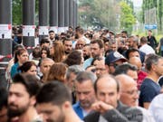 In der Schweiz wählten weit über die Hälfte der hier registrierten türkischen Wahlberechtigten: So bildeten sich - wie hier in der Messe Zürich - lange Schlangen vor den Wahllokalen in Bern, Genf und Zürich. (Bild: Keystone/ENNIO LEANZA)