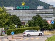 Rolex-Fabrik in Biel: Bei einer Grossevakuaktion mussten rund 400 Personen ein Gebäude des Uhrenherstellers verlassen. 25 wurden ins Spital gebracht. (Bild: KEYSTONE/THOMAS HODEL)