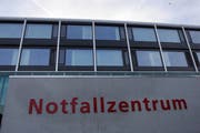 Die beiden Männer mussten wegen einer Kohlenmonoxid-Vergiftung ins Spital. (Archivbild: Werner Schelbert)