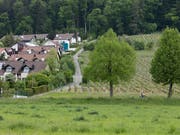 Der Bundesrat will die Bewilligungspflicht für Ausländer aus Nicht-EU-Staaten für den Kauf von Häusern und Wohnungen nicht verschärfen. (Bild: KEYSTONE/GAETAN BALLY)