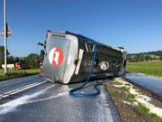 In Hellbühl LU flossen 8000 Liter Milch auf die Strasse. Bild: Luzerner Polizei