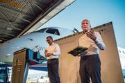 Im Altenrheiner Hangar: Der frühere Linienpilot Peter Spenger (rechts) und sein Nachfolger als IHK-Präsident, Roland Ledergerber. (Bild: Benjamin Manser)
