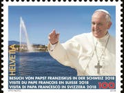Die Ereignismarke zeigt den winkenden Papst Franziskus vor dem Springbrunnen Jet d'eau von Genf. (Bild: Schweizerische Post)
