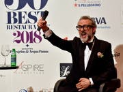Der Küchenchef des Gourmet-Tempels «Osteria Francescana» im italienischen Modena freut sich über die Auszeichnung als weltweit bestes Restaurants. (Bild: KEYSTONE/EPA EFE/MIGUEL TONA)