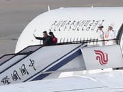 Nordkoreas Machthaber Kim Jong Un und seine Frau beim Abflug vom Flughafen Peking nach ihrem China-Besuch. (Bild: KEYSTONE/AP Kyodo News/MINORU IWASAKI)