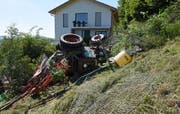 Der Traktor kam neben einem Wohnhaus zum Stillstand. Bild: Luzerner Polizei