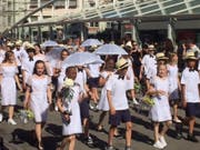 Stickerei ist am St. Galler Kinderfest wieder im Trend - Jugendliche präsentieren sich am Festumzug in traditioneller St. Galler Spitze. (Bild: Andreas Kneubühler/sda)