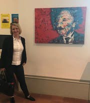 Eveline Göldi vor ihrem prämierten Bild. Foto: PD