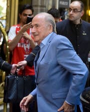 Sepp Blatter sagt, er sei einer Einladung Putins gefolgt. (Bild: Dmitry Serebryakov/AP Photo)