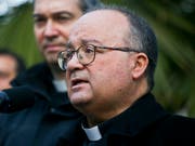 Der Gesandte des Papstes, Erzbischof Charles Scicluna, wurde von der Justiz in Chile zu Missbrauchsfällen befragt. (Bild: KEYSTONE/AP/ESTEBAN FELIX)