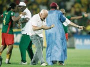 Das ist auch schon zehn Jahre her: Otto Pfister ballt als Coach von Kamerun nach dem Finaleinzug am Afrika-Cup die Fäuste. (Bild: Alastair Grant/Keystone (Accra, 7. Februar 2008))