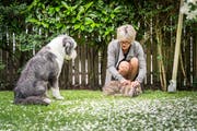 Simone Siegmann mit ihrem Hund Kiwi und einem der drei freilaufenden Hasen im Garten des Hotels Wunderbar. (Bild: Andrea Stalder)