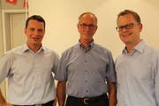 Der neue Verwaltungsratspräsident Peter Zgraggen (Mitte) mit seinem Vorgänger Andreas Graber (links) und Geschäftsführer Stefan Baumann. (Bild: Paul Gwerder)