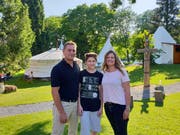 Patricia und Christoph Hauser-Ummels mit Sohn Dean (Mitte) vor ihrem Feriendörfli. Auf dem Bild fehlt Sohn Jesse, der zu diesem Zeitpunkt bei der Arbeit war. (Bild: Angelina Donati)