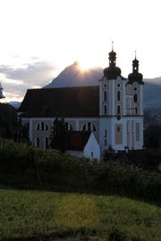 Die Pfarrkirche in Sarnen bei Sonnenaufgang. (Bild PD)