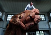 Holzbildhauer Stephan Schmidlin auf seiner ESAF-Skulptur. (Bild: Stefan Kaiser (Cham, 20. Juni 2018))
