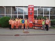 Gemeinsame Sache: Toldo-Lernende und RhB-Angestellte in Landquart. (Bild: PD)