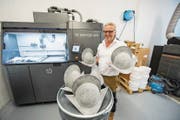 Marcus Risi, Inhaber der Stanser Firma 3D-Prototyp GmbH, hat mit dem 3D-Druck der Schweizergarde-Helme alle Hände voll zu tun. (Bild: Urs Flüeler/Keystone, 18. Juni 2018)