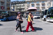Noch können Cars direkt bei den Attraktionen halten – so wie hier am Schwanenplatz. (Bild: Eveline Beerkircher / Luzern, 20. Juni 2018)