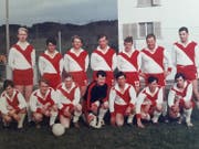 Die allererste Mannschaft des FC Buttisholz 1968, mit Gründungsmitglied und Goalie Kurt Frey vorne in der Mitte. (Bild: PD)