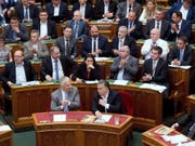 Ungarns Ministerpräsident Viktor Orban (Mitte rechts) freut sich am Mittwoch im Parlament in Budapest über die Annahme des Anti-Flüchtlings-Gesetzespakets. (Bild: Keystone/EPA MTI/SZILARD KOSZTICSAK)