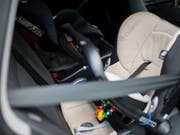 Mutter, Freundin, Hausabwart und Polizisten versuchten während Stunden, ein Baby aus dem Auto zu bringen. (Bild: KEYSTONE/ENNIO LEANZA)