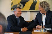 Der abtretende Landratspräsident Christoph Schillig (rechts) gratuliert seinem Nachfolger Peter Tresch. (Bild: Urs Hanhart (Altdorf, 20. Juni 2018))