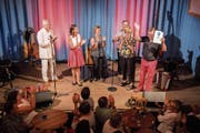 Ehre für ein Lebenswerk: Die beiden Musiker Pepe Lienhard und Melanie Oesch (links im Bild) übergaben «Bärenvater» Walter Sutter am Freitag den Publikumspreis des Swiss Location Awards. (Bild: Us Bucher)