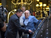 Sepp Blatter vor seinem Hotel in Moskau (Bild: KEYSTONE/AP/DMITRY SEREBRYAKOV)