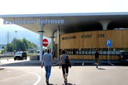 Auf den traditionellen Vorarlberger Holzbau soll die Fassade der im Probebetrieb eröffneten Bodensee-Raststation hinweisen. (Bilder: Gernot Grabher)