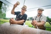 Die Kuratoren Markus Graf und Gabriel Mazenauer zu Beginn der Bildhauerwoche. (Bild: Andrea Stalder, 11. Juni 2018)