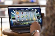 Schweizer Spielbanken dürfen ihre Glücksspiele künftig auch online anbieten. Umstritten ist, wie viele Abgaben sie darauf zu leisten haben. (Bild: Keystone/Gaetan Bally)