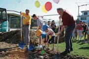 Die Kinder Venhar, Ruairidh und Levin umrahmt von den Gemeinderäten Klaus Waser und Werner Zimmermann führen den Spatenstich aus. (Bilder: Sepp Odermatt (Buochs, 20. Juni 2018))
