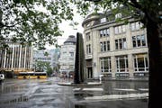 Der Lämmlerbrunnen steht künftig nicht mehr in einer Schale, sondern auf einem Platz aus Natursteinplatten. (Bild: Olivia Hug (4. Juni 2014))