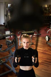 Anna Lang während ihres Fitnesstrainings in einem Luzerner Fitnesscenter. Bild: Jakob Ineichen (19. Juni 2018)