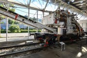 Ein Ungetüm von einer «Waschmaschine»: Die 40-jährige Schotterreinigungsanlage der Themeninsel «Bahnbau macht mobil!» in der Schienenhalle des Verkehrshauses. (Bild: PD)