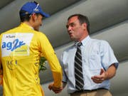 Bernard Hinault gratuliert 2006 nach einer Etappe dem damaligen Gesamtführenden (Bild: KEYSTONE/AP/ALESSANDRO TROVATI)