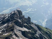 Blick aus der Seilbahn in Richtung Schilthorn-Zwischenstation Birg, wo der Defekt auftrat. (Bild: KEYSTONE/CHRISTIAN BEUTLER)