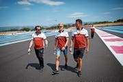 Sauber-Pilot Marcus Ericsson (Mitte) besichtigt mit Teammitgliedern die Strecke. (Bild: Valdrin Xhemaj/EPA (Le Castellet, 21. Juni 2018)