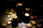 Die ausgestellten keltischen Silbermünzen. (Bild: Donato Caspari)