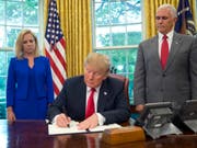 US-Präsident Donald Trump am Mittwoch im Weissen Haus bei der Unterzeichnung des Dekrets zum Stopp der Familientrennungen. Stehend hinter ihm die Ministerin für Innere Sicherheit Kirstjen Nielsen und Vizepräsident Mike Pence. (Bild: Keystone/AP/PABLO MARTINEZ MONSIVAIS)