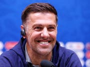 Vor dem Match gegen die Schweiz in bester Laune: Serbiens Trainer Mladen Krstajic (Bild: KEYSTONE/EPA/ARMANDO BABANI)