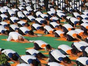 Der indische Ministerpräsident Narendra Modi und zehntausende weitere Inder begehen den Welt-Yoga-Tag. (Bild: KEYSTONE/AP/MANISH SWARUP)